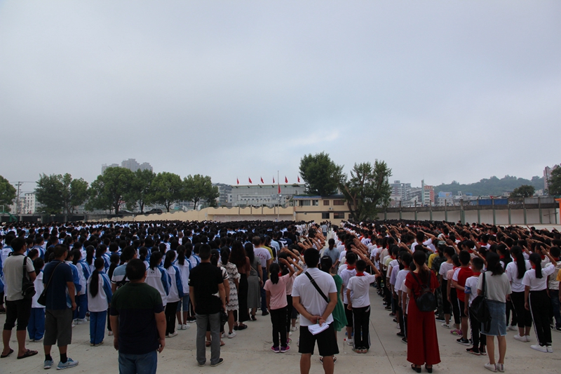 建阳二中师生向国旗敬礼